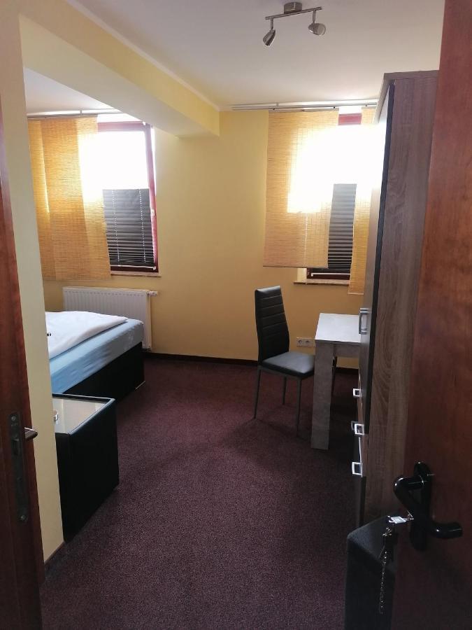 Zimmer mit Kingsize-Bett und Seeblick