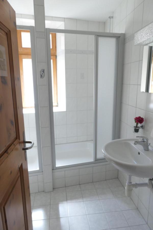 Tweepersoonskamer met Gedeelde Badkamer