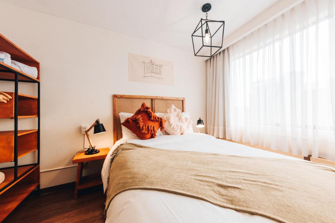 Quarto Pequeno com Banheiro Compartilhado