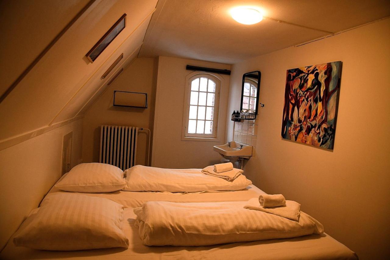 Kleine Gevelkamer met Tweepersoonsbed op de 2e verdieping. Gedeelde badkamer/toilet