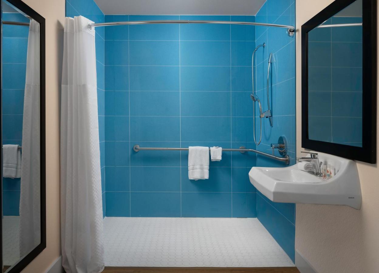 1 Full Bed | ADA or Tub or Micfridge Outdoor Pool