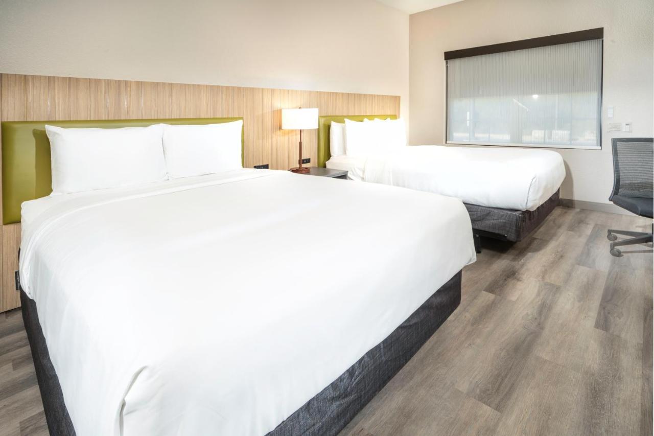 Queen Room with Two Queen Beds - Non-Smoking,1525859626:JPEG