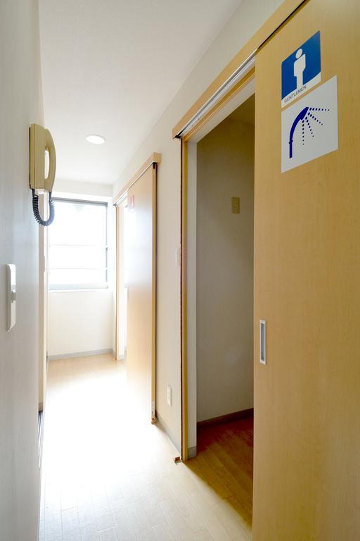 Japanisch eingerichtetes Zweibettzimmer mit Gemeinschaftsbad.