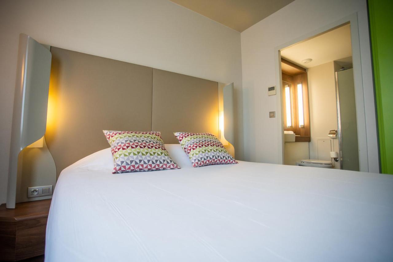 Habitación Estándar con 1 cama grande y 3 individuales