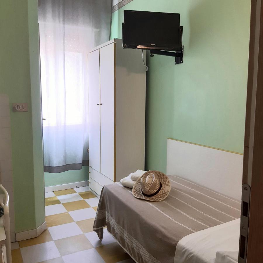 Standard Single Room Shower