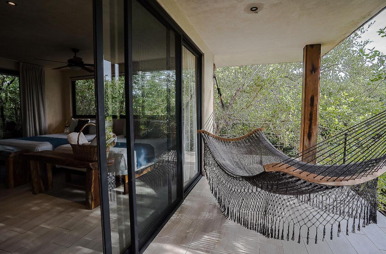 Habitación con 2 camas grandes y balcón