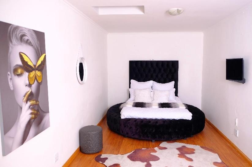Deluxe Queen Suite