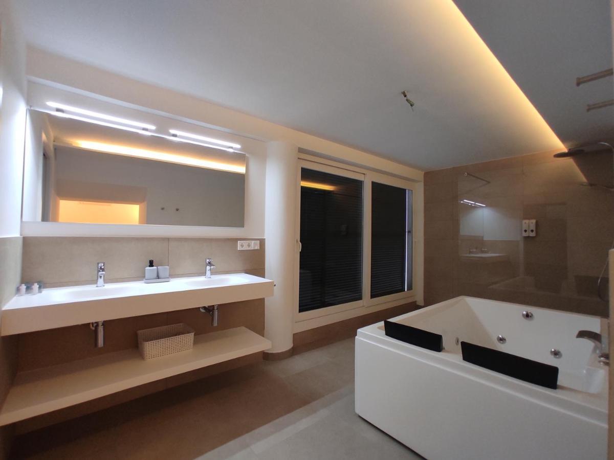 Queen Suite Spa Bath