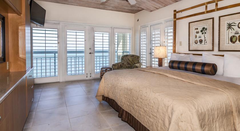 One-Bedroom King Suite Sofa Bed
