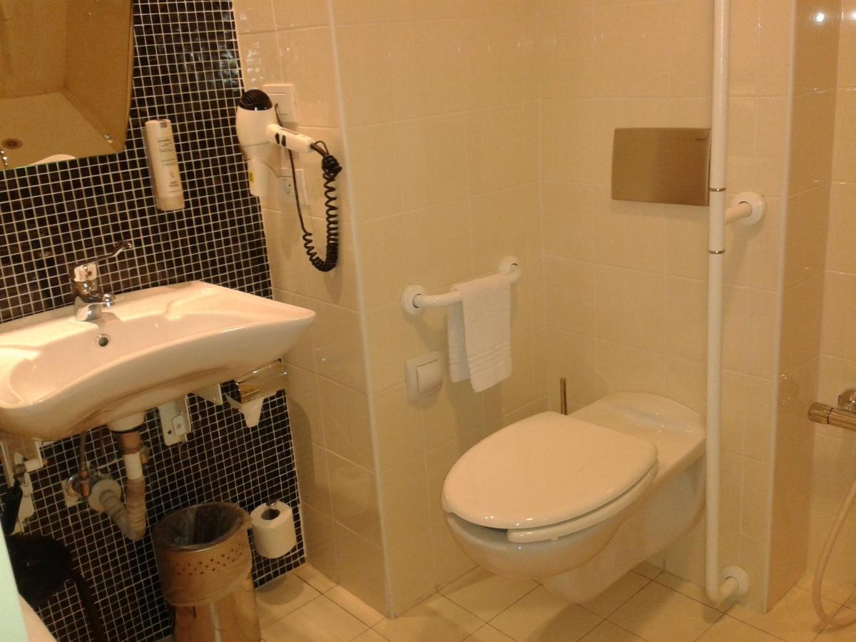 Economy Double or Twin Room Disability Access,1654253951:JPEG