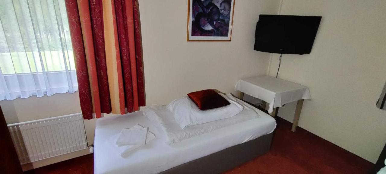 Dreibettzimmer mit Bergblick