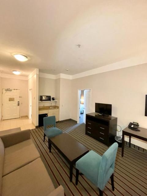 One-Bedroom King Suite - Non-Smoking