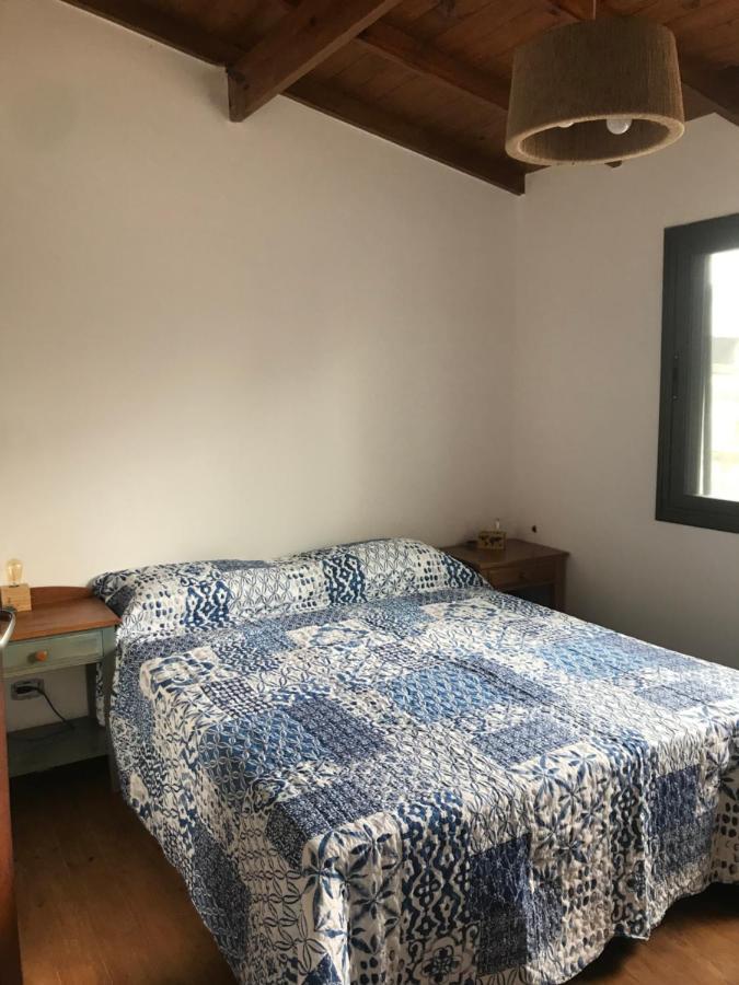 Suite con cama grande y vistas a la piscina