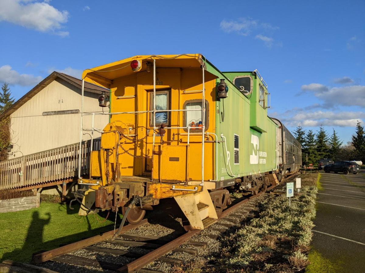 "Steampunk Train" Queen Studio Private Caboose,1319697916:JPEG