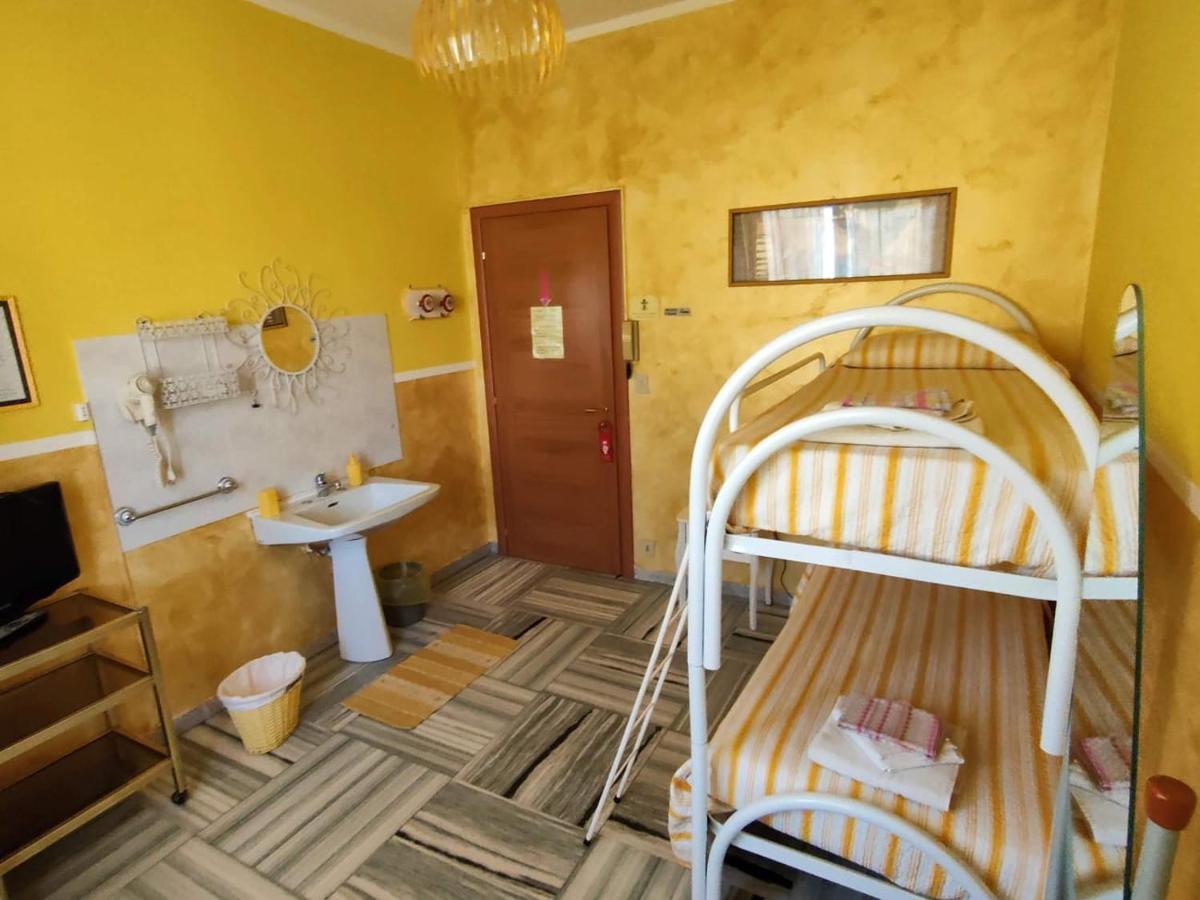Camera Doppia con Letti Singoli con Bagno Esterno