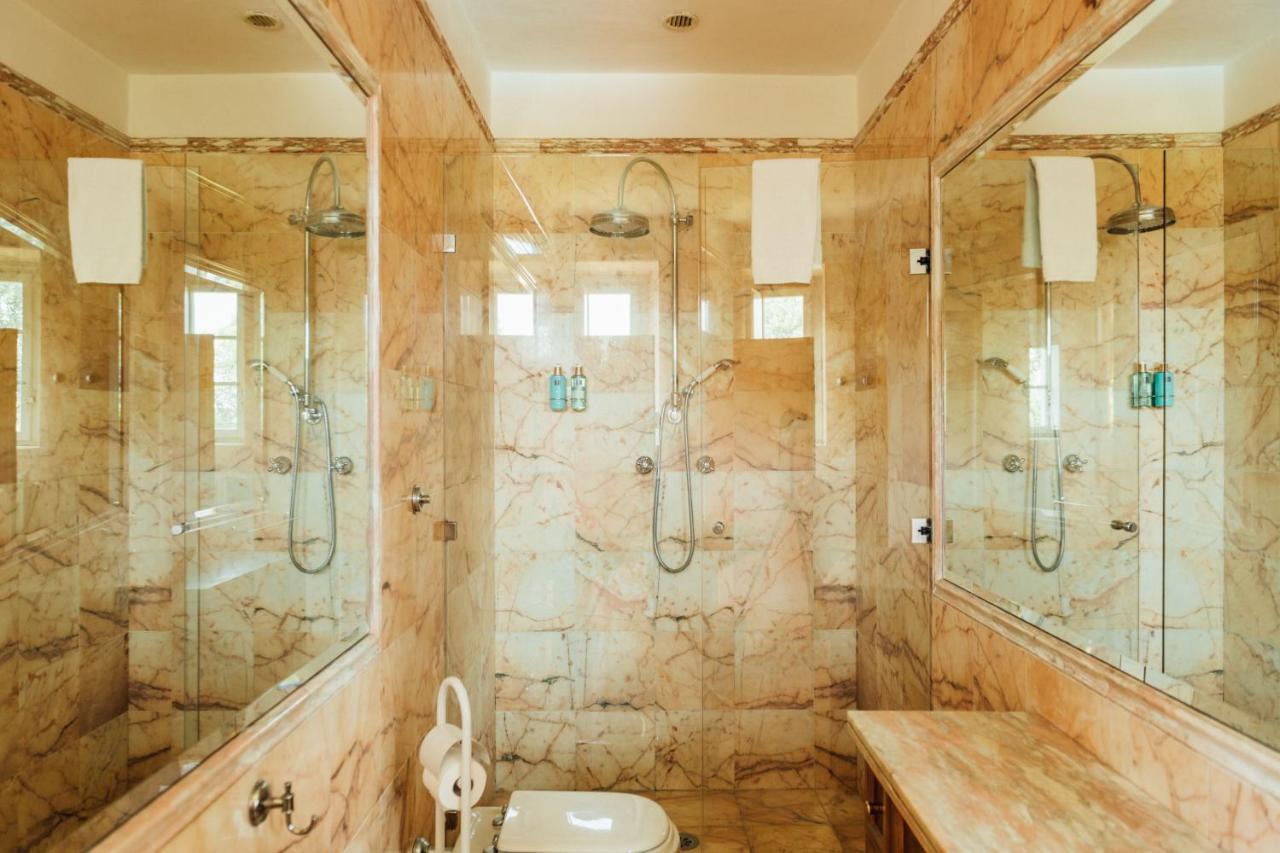 Deluxe Double Room Shower