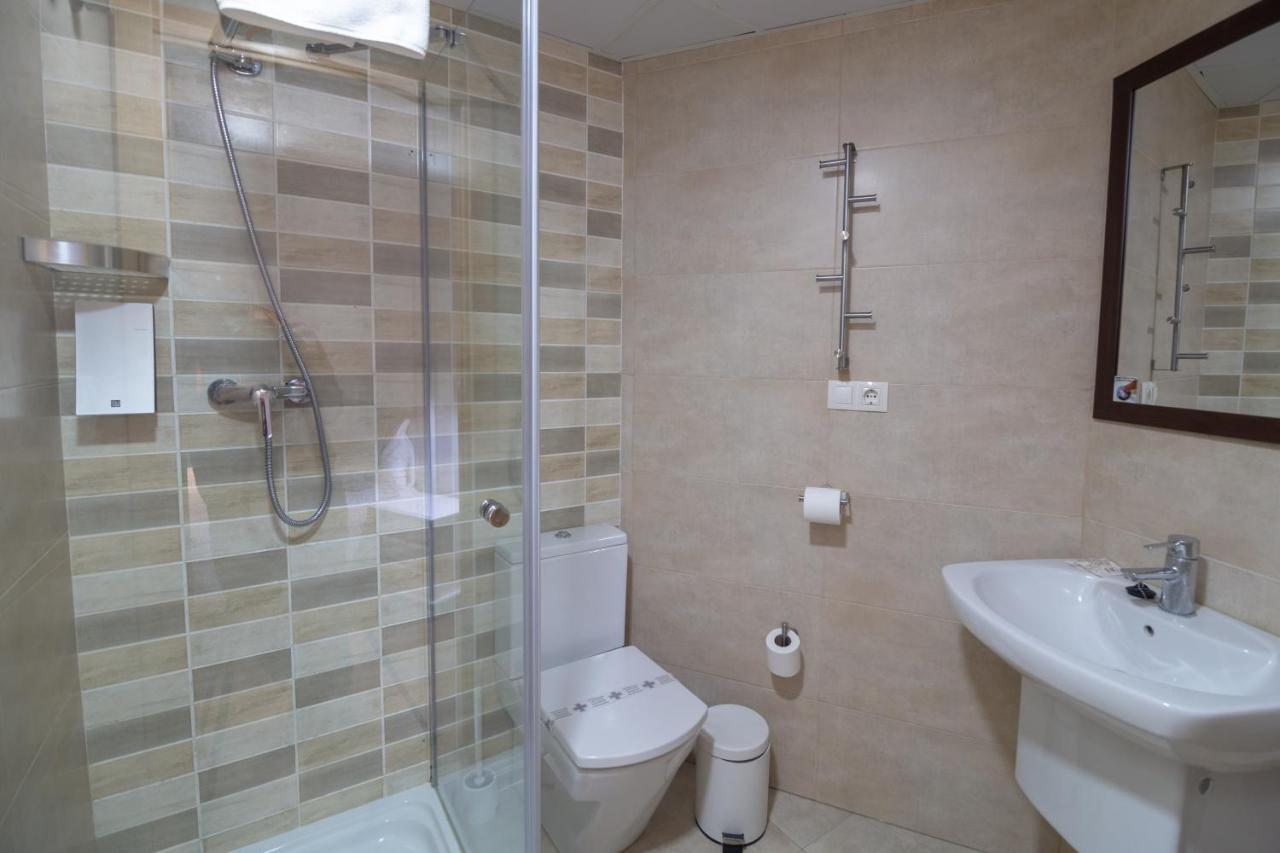 Suite with Shower - Hearing Accessible - Non-Smoking