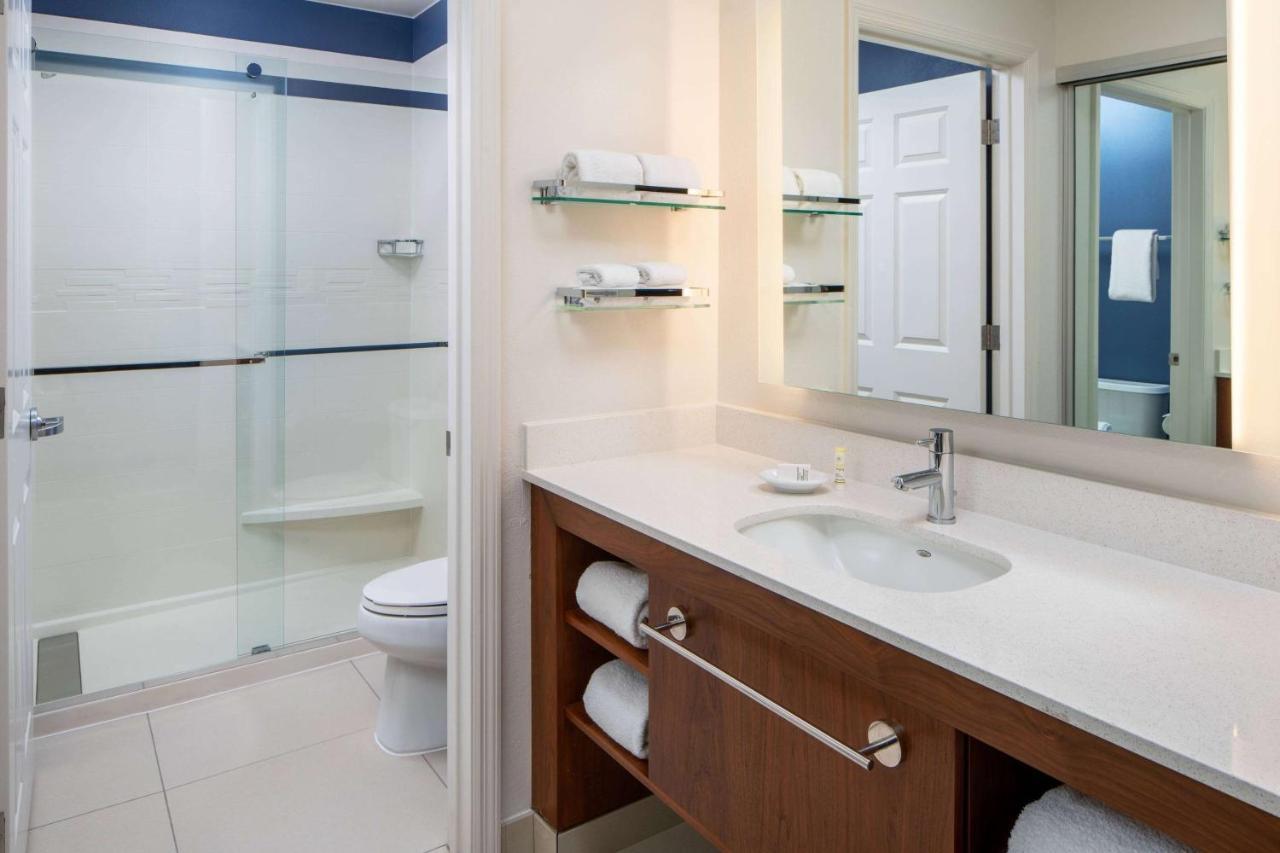 One-Bedroom Suite Queen Roll Shower Mobility Accessible,1207411204:JPEG