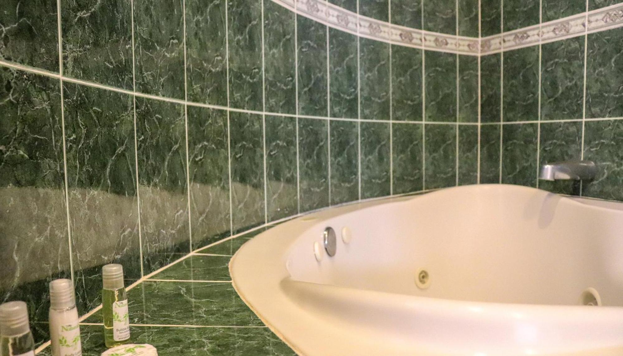 King Suite Spa Bath