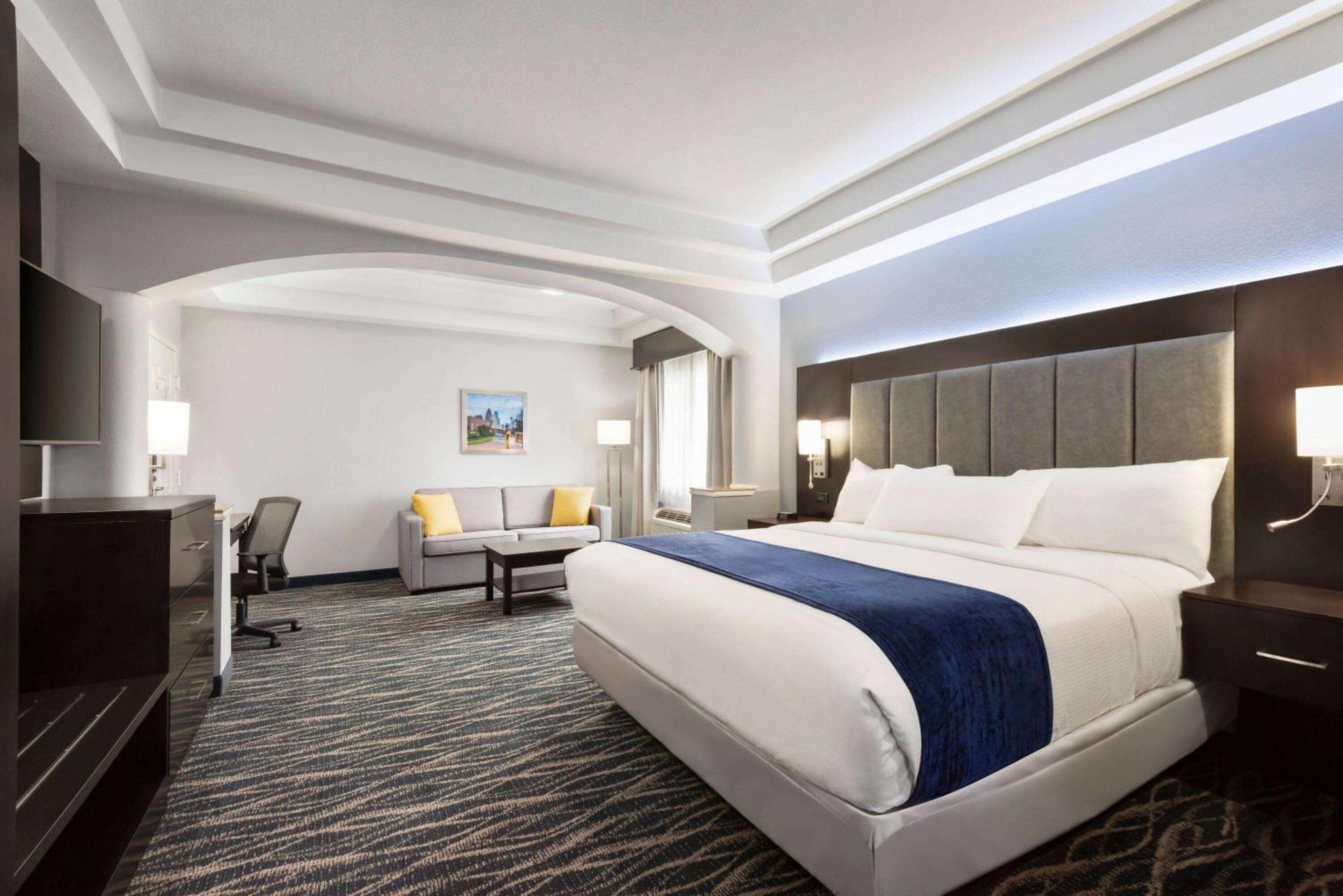 1 King Bed Suite - Non-Smoking