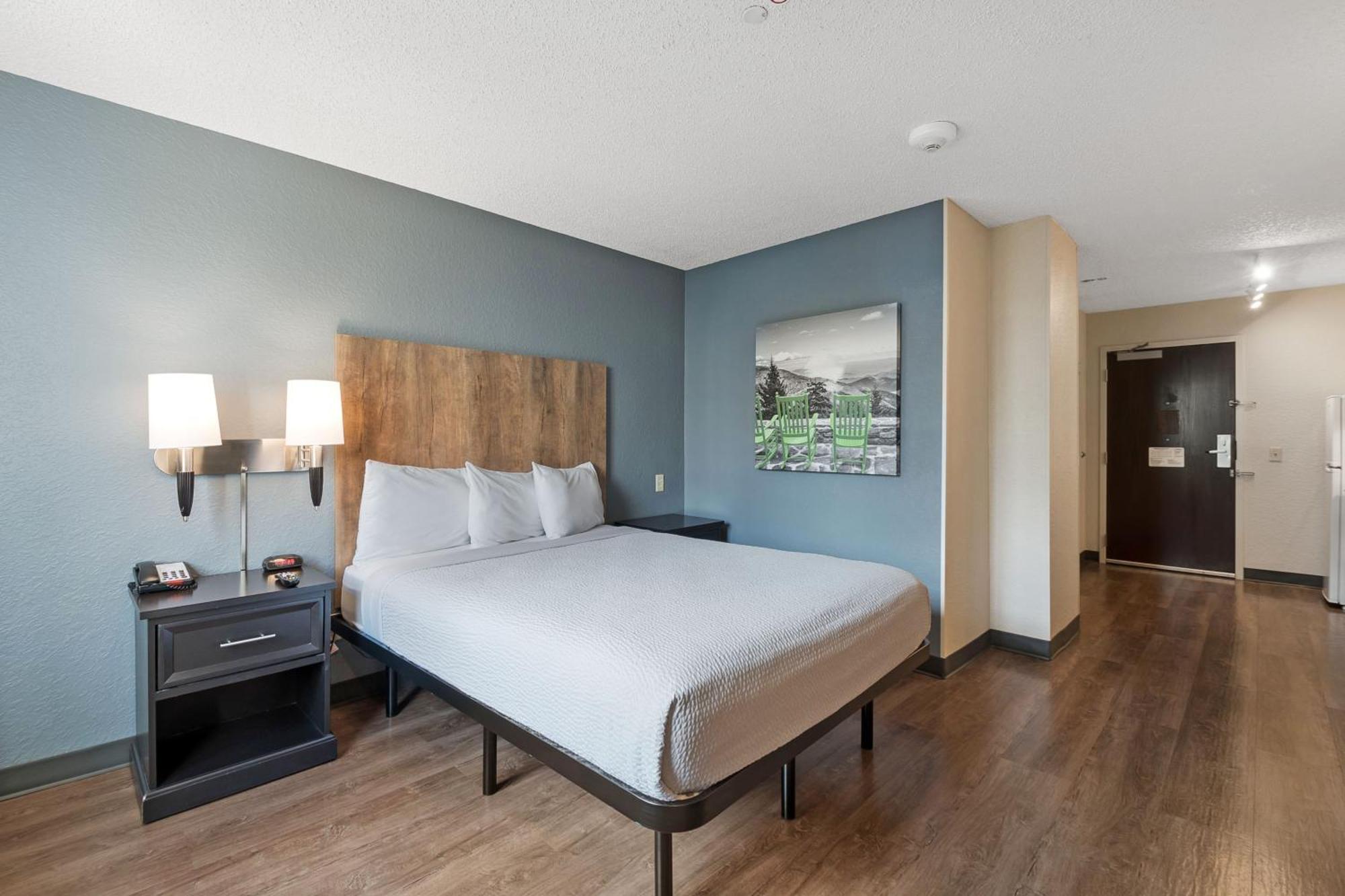 Queen studio 1 Queen Bed Disability Access or Non-Smoking