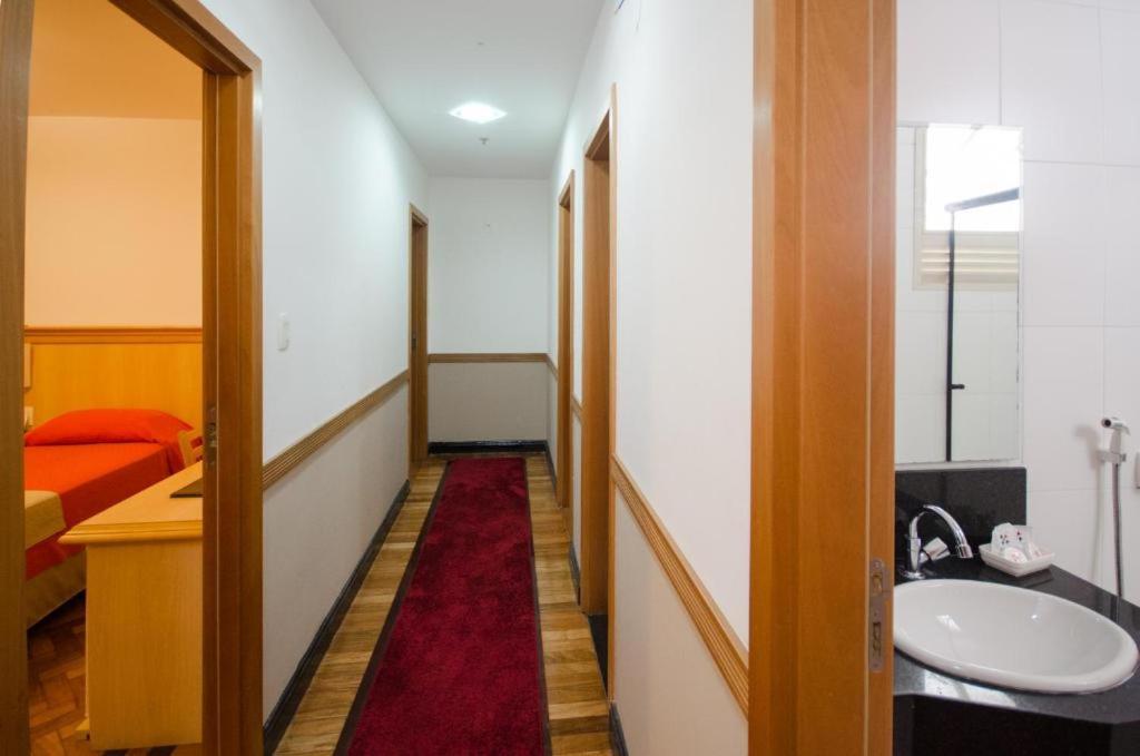 Tweepersoonskamer met 2 Aparte Bedden en Eigen Externe Badkamer