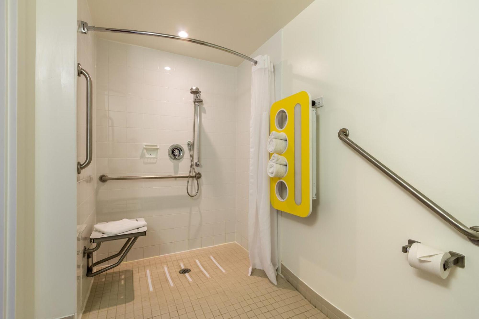 Chambre Lit Queen-Size pour Personnes à Mobilité Réduite avec Douche Accessible en Fauteuil Roulant