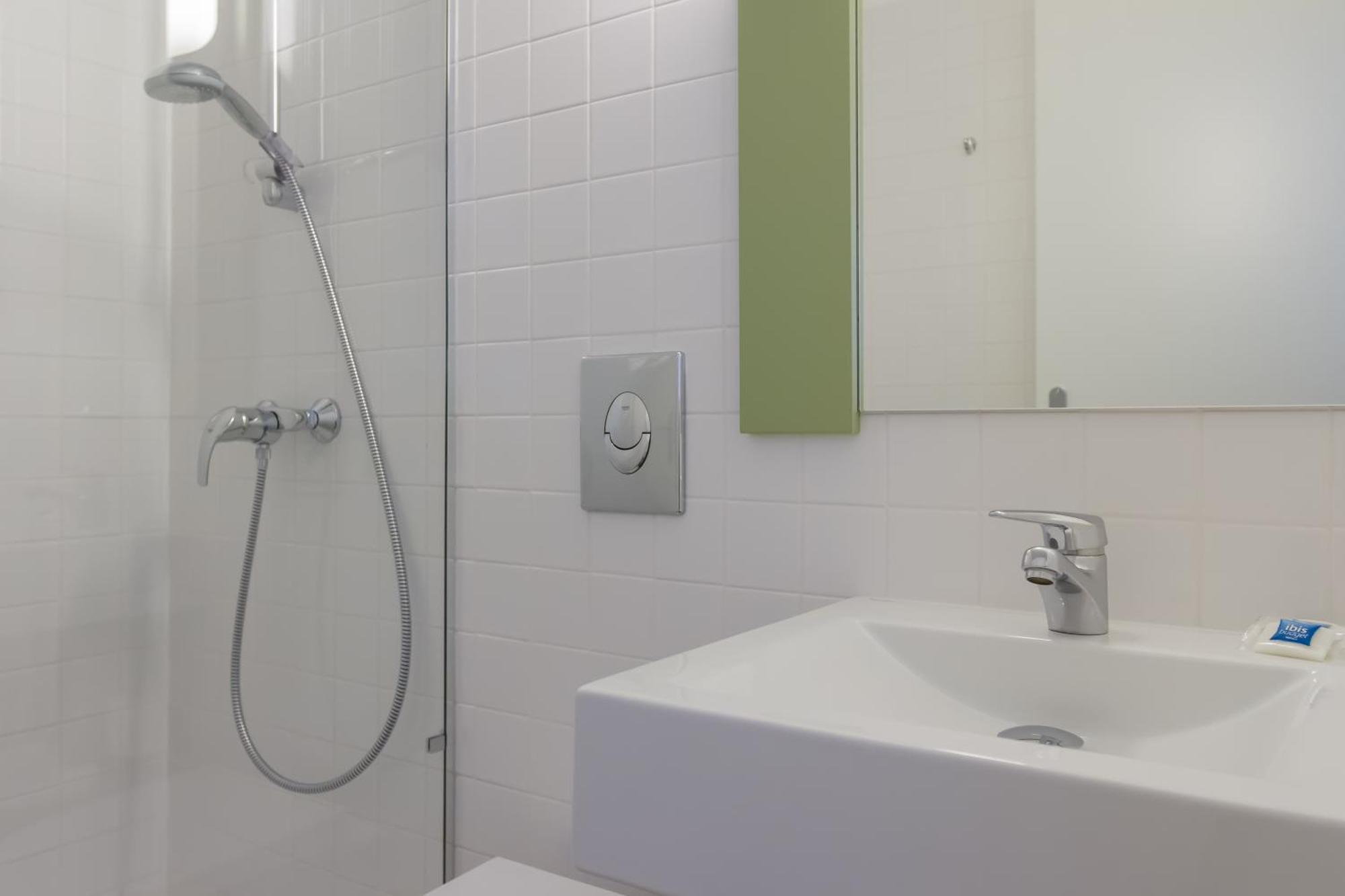 Standard Room with Double Bed and Single Bed,831640670:JPEG