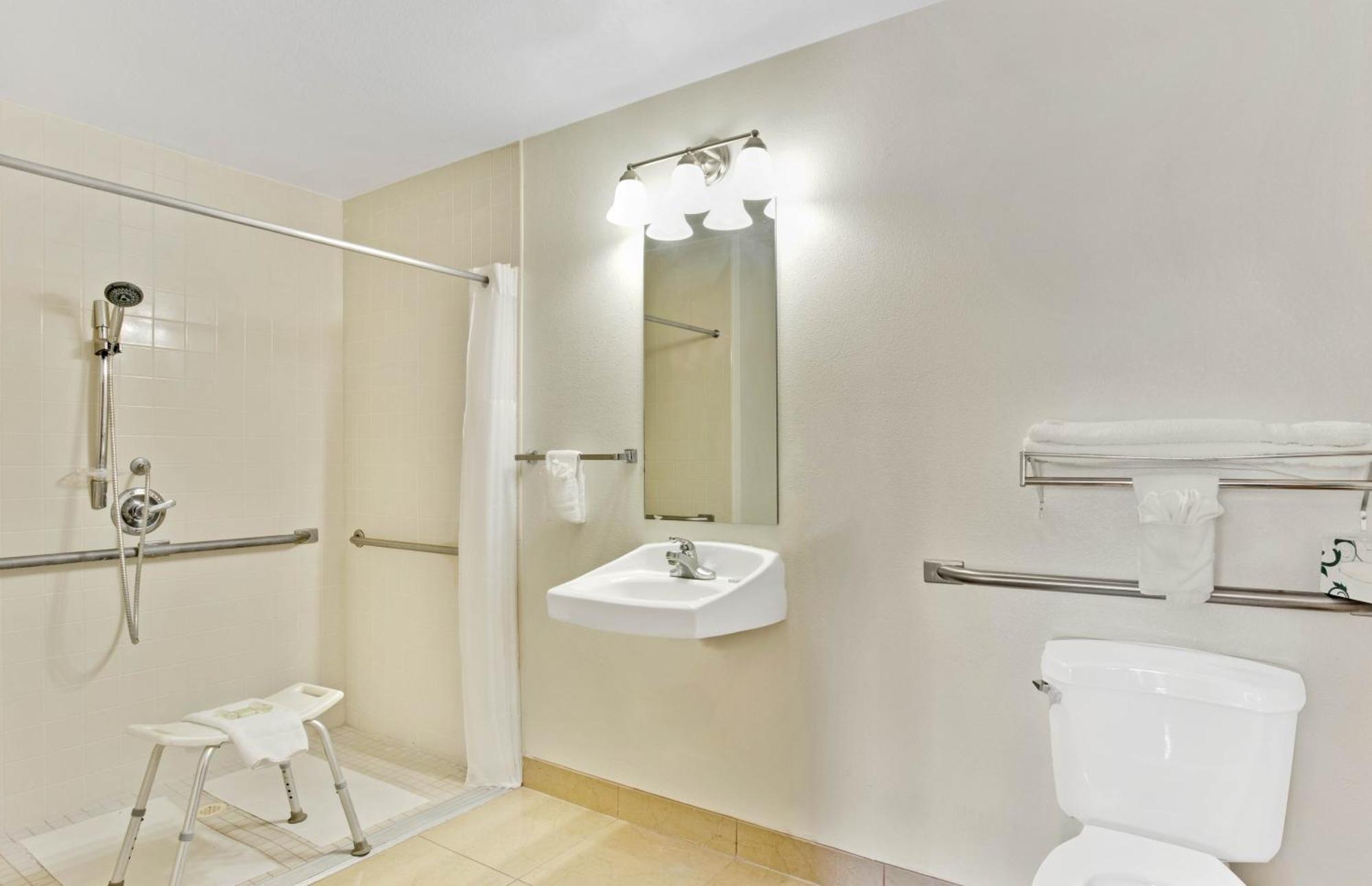 Queen Room - Mobility Access/Non-Smoking