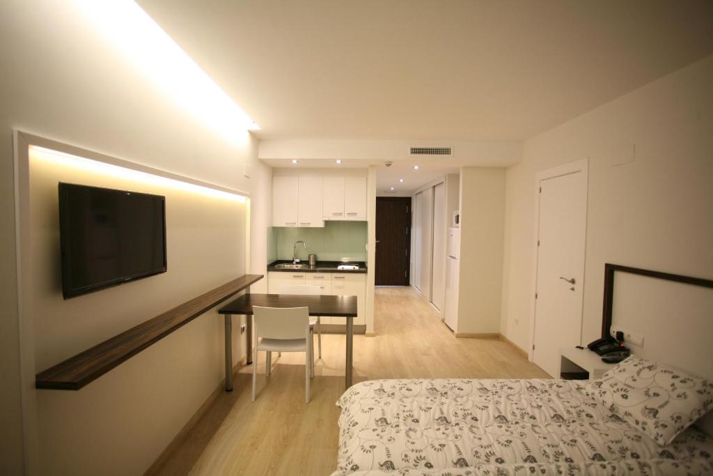 Studio (2 Adults),820395029:JPEG