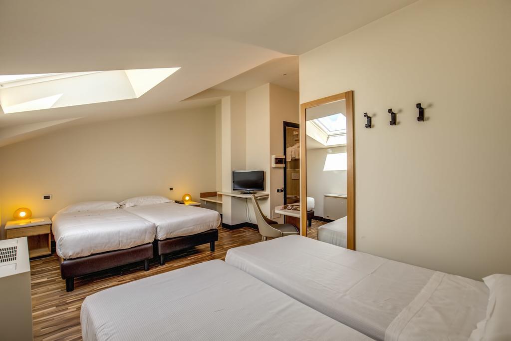 Quadruple Room,339602671:JPEG