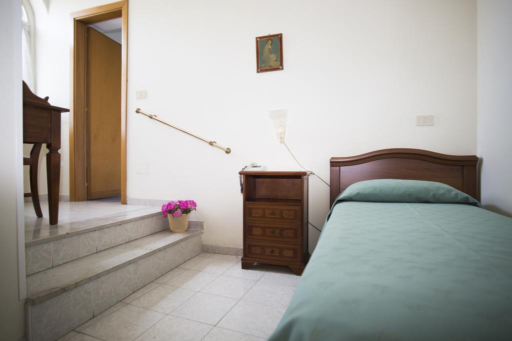 Single Room,124691232:JPEG