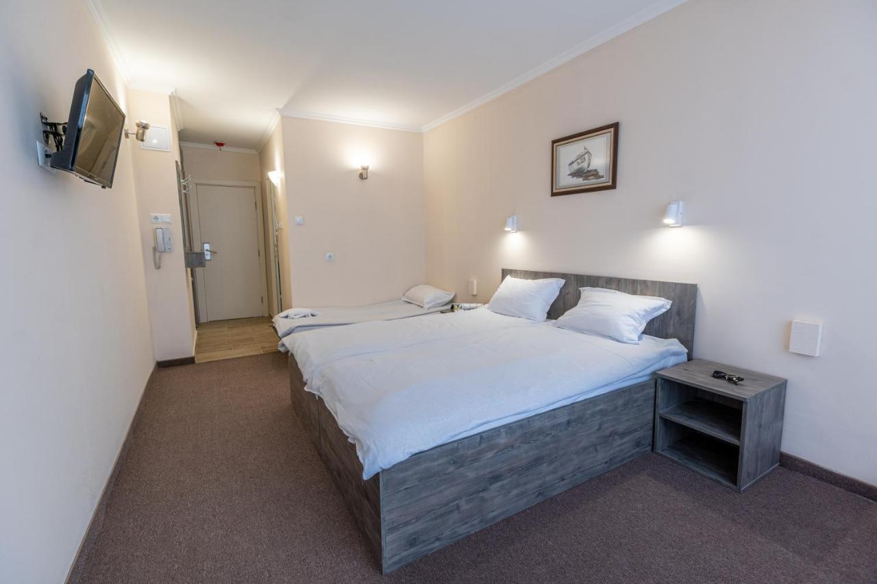 Chambre Double avec Balcon (2 Adultes + 1 Enfant)