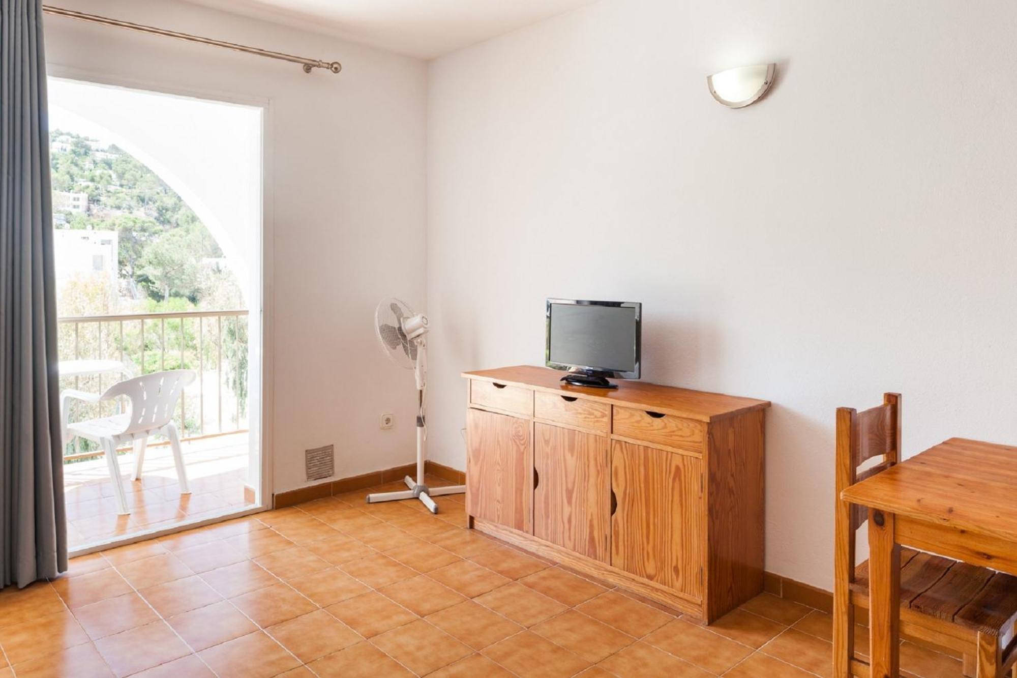 One-Bedroom Apartment without Air Conditioning
