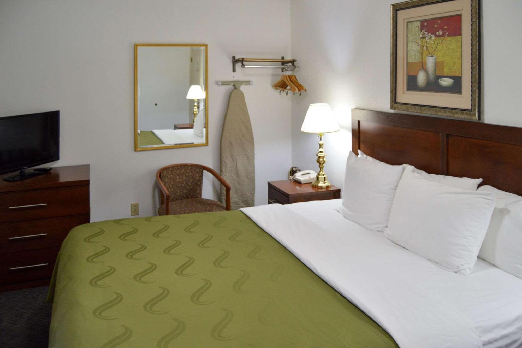 Queen Room Two Queen Beds Non-Smoking or Ground Floor,1275431740:JPEG