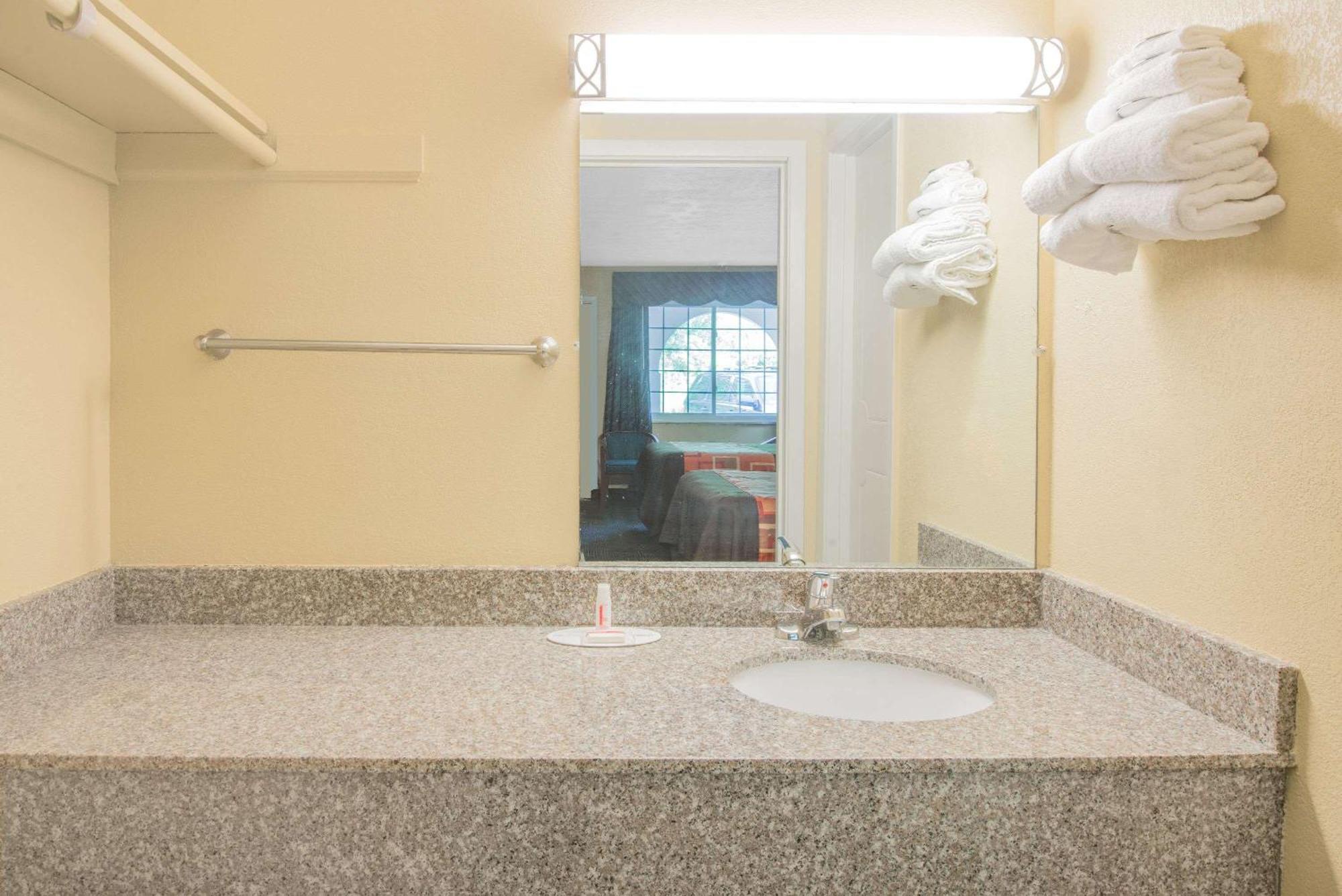 Queen Room with Two Queen Beds - Smoking,1276686946:JPEG