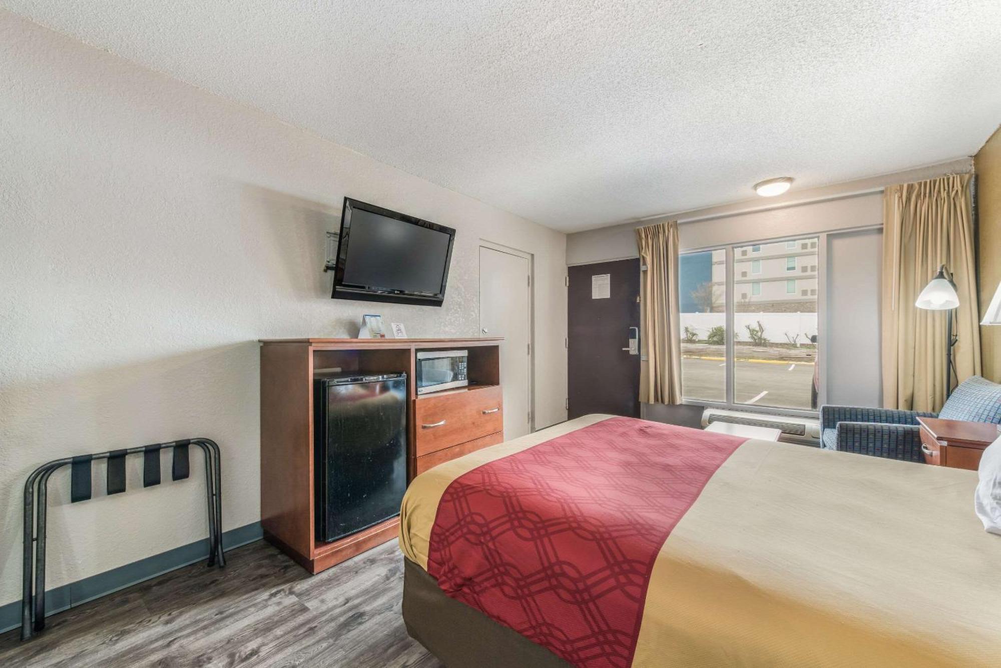 Queen Room with Roll-In Shower - Accessible/Non-Smoking,1276826194:JPEG