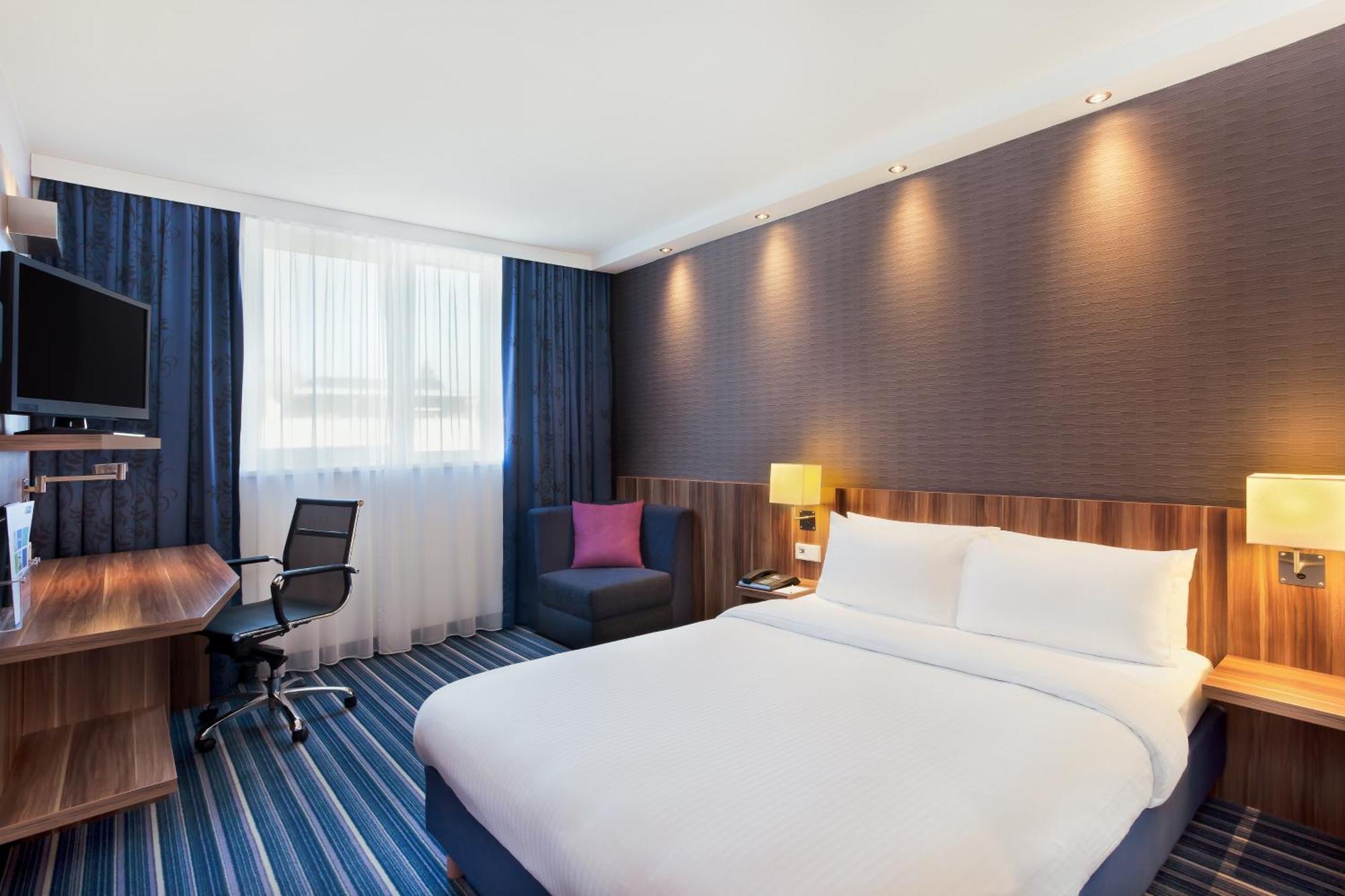 Standardzimmer mit Queensize-Bett und Blick auf den Innenhof