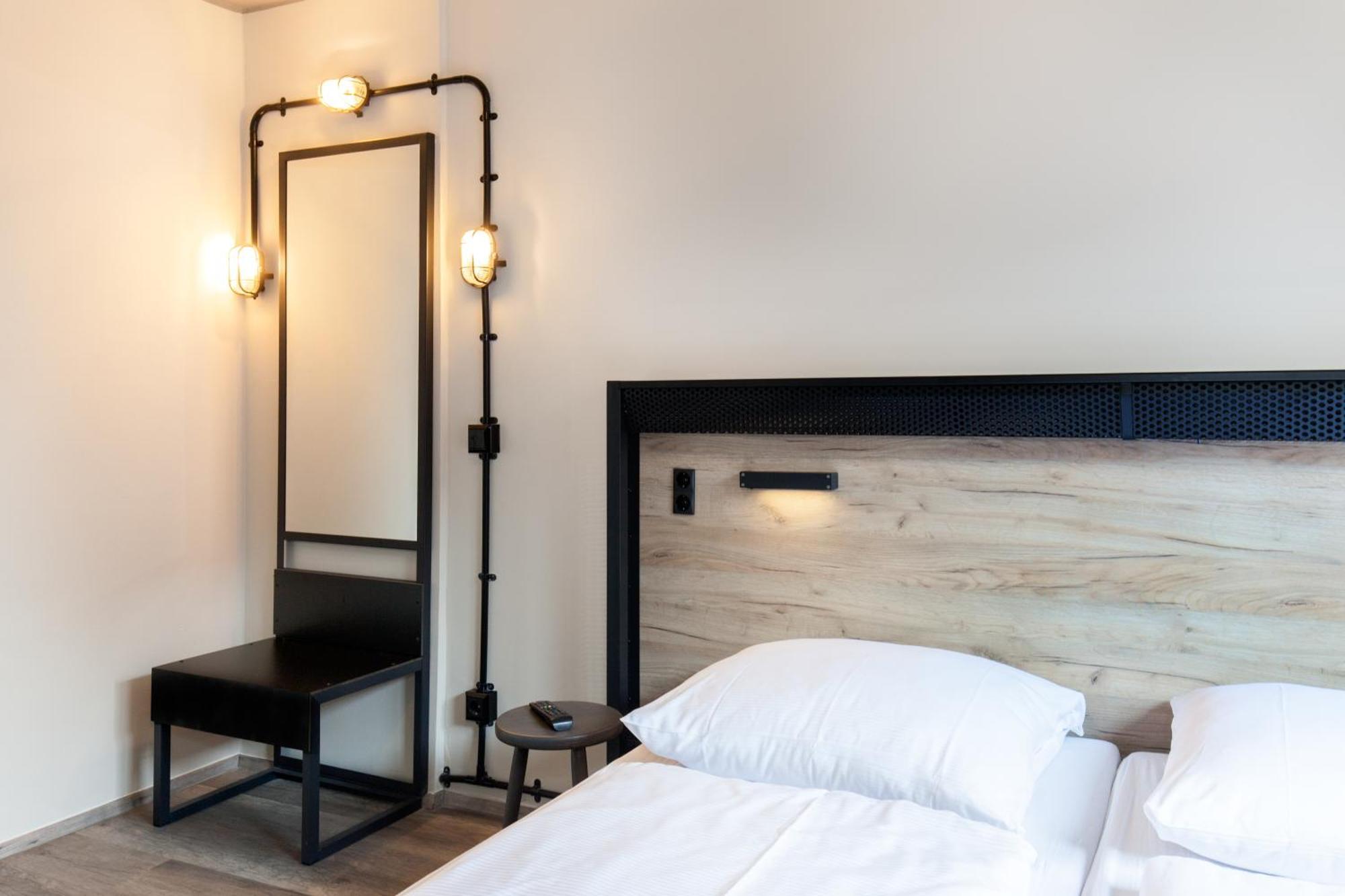 Single Room,1277089600:JPEG