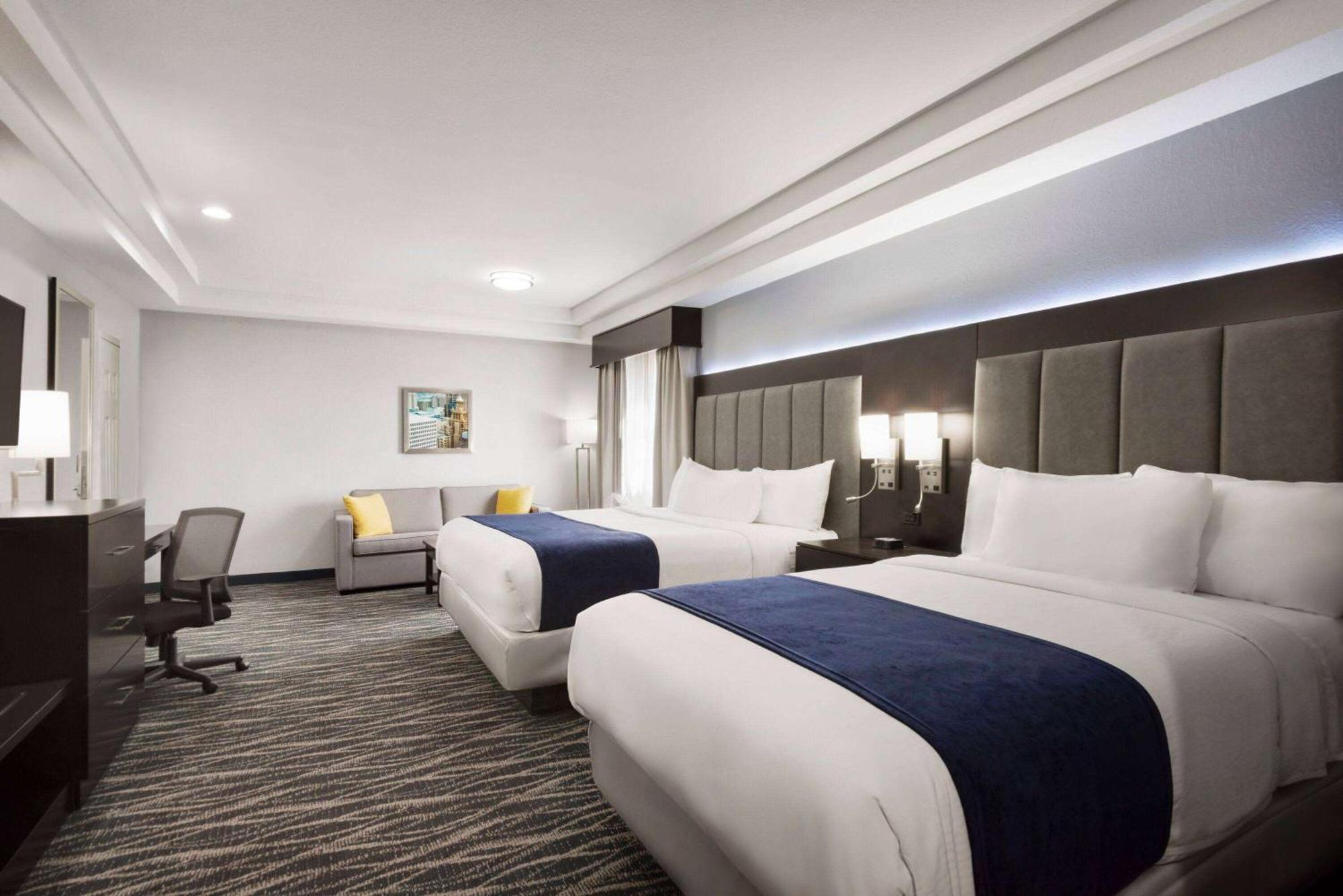 1 King & 1 Full Bed Suite - Non-Smoking