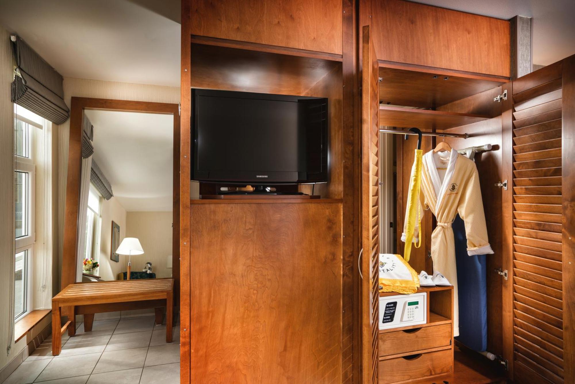 Studio Two Queen Mobility Accessible w or Tub & Communication Features