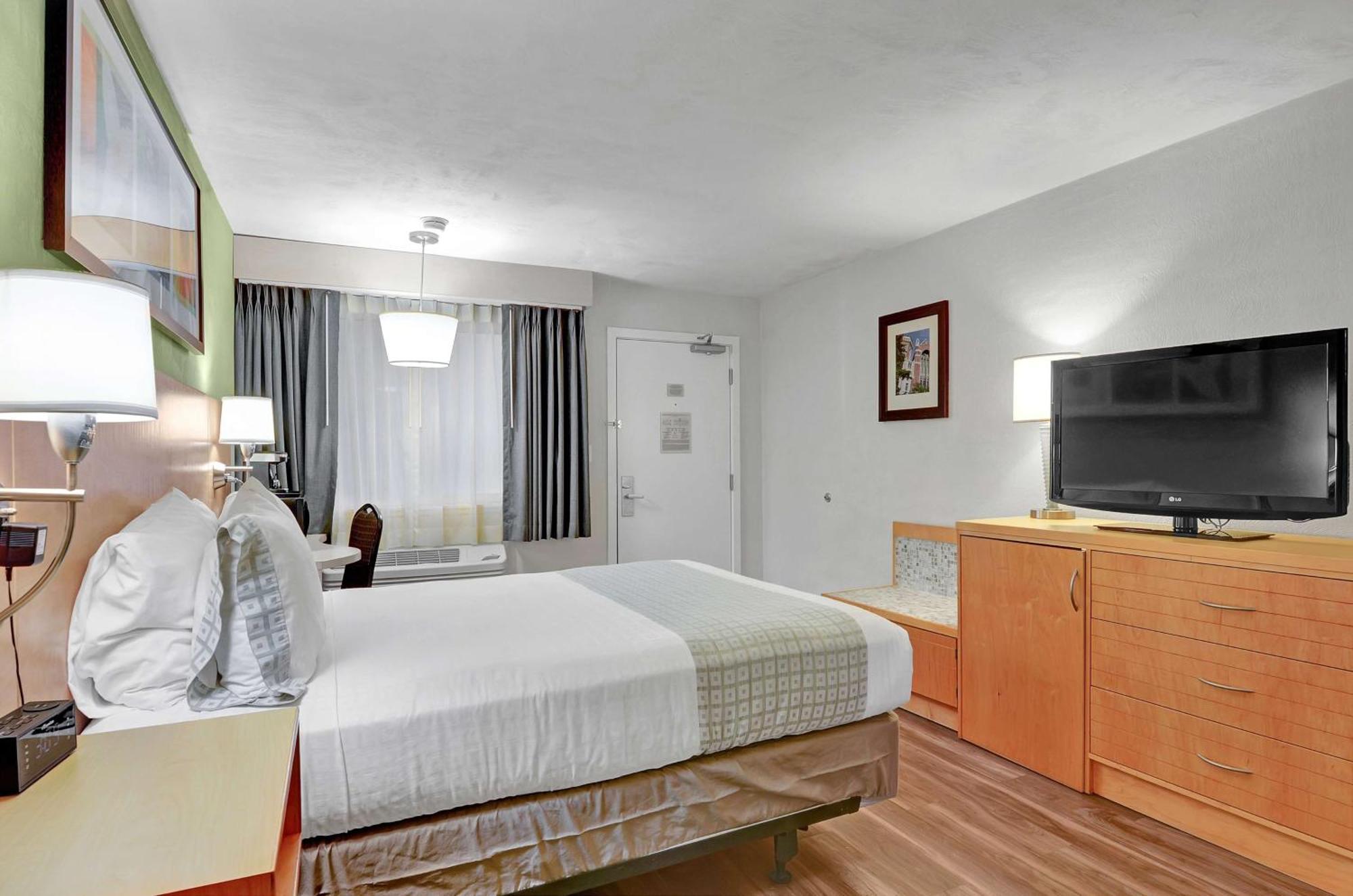 Queen Room with Roll-In Shower - Mobility Accessible/Non-Smoking