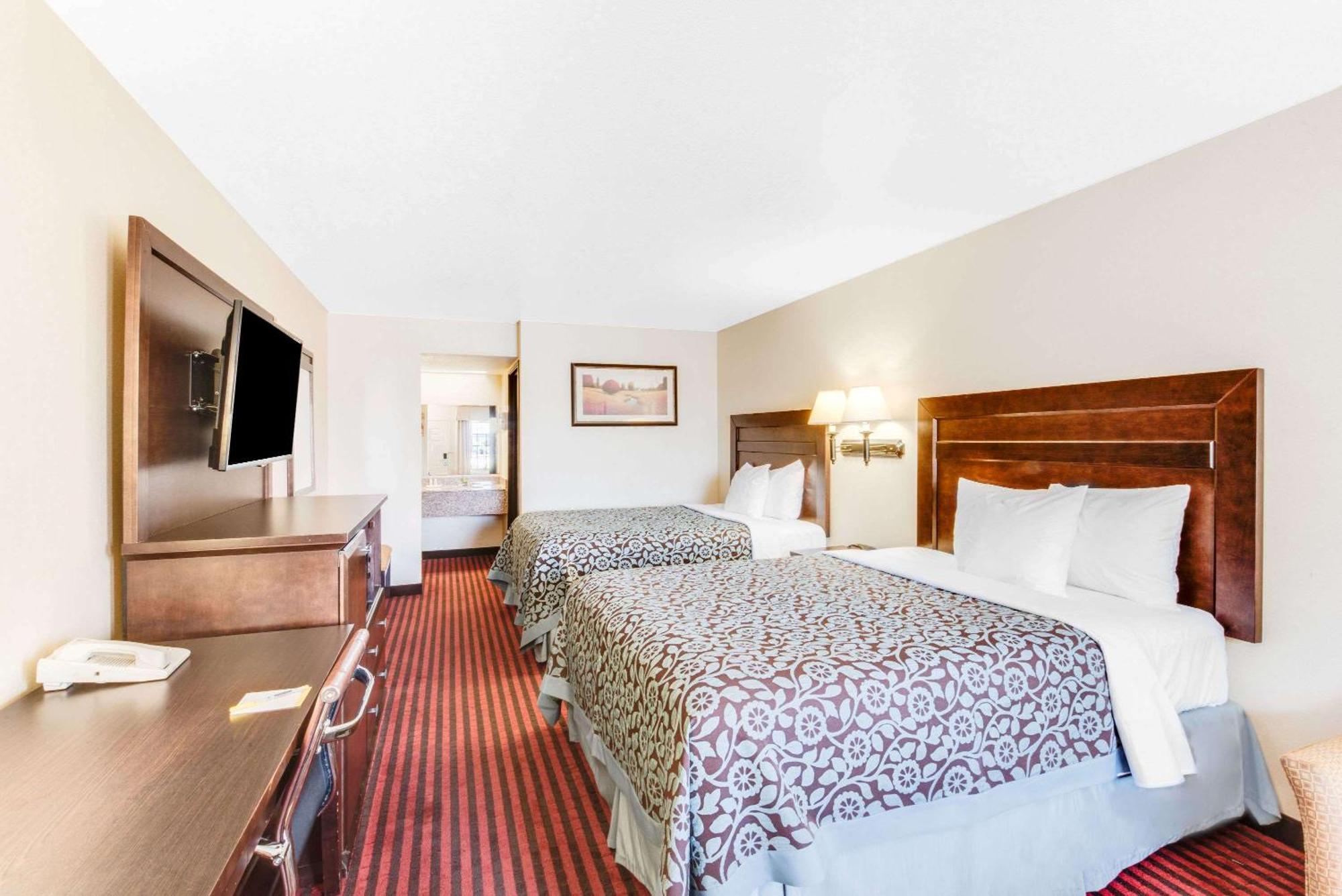 Queen Room with Two Queen Beds - Non-Smoking,1281501100:JPEG