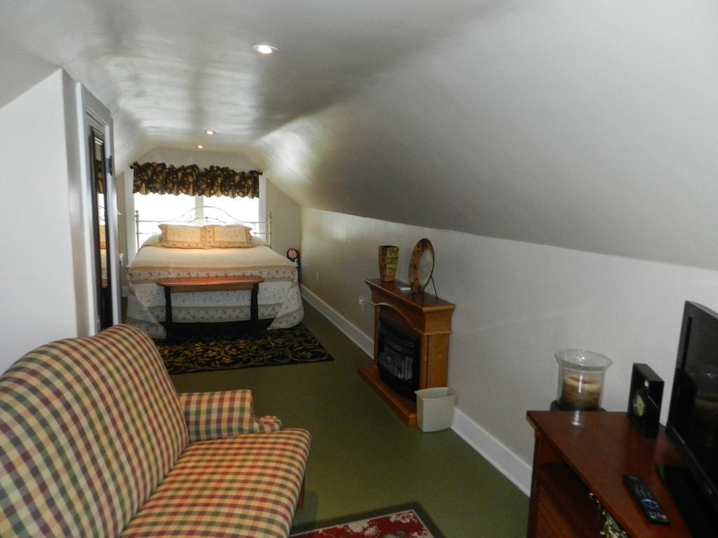 Two-Bedroom House,136423305:JPEG