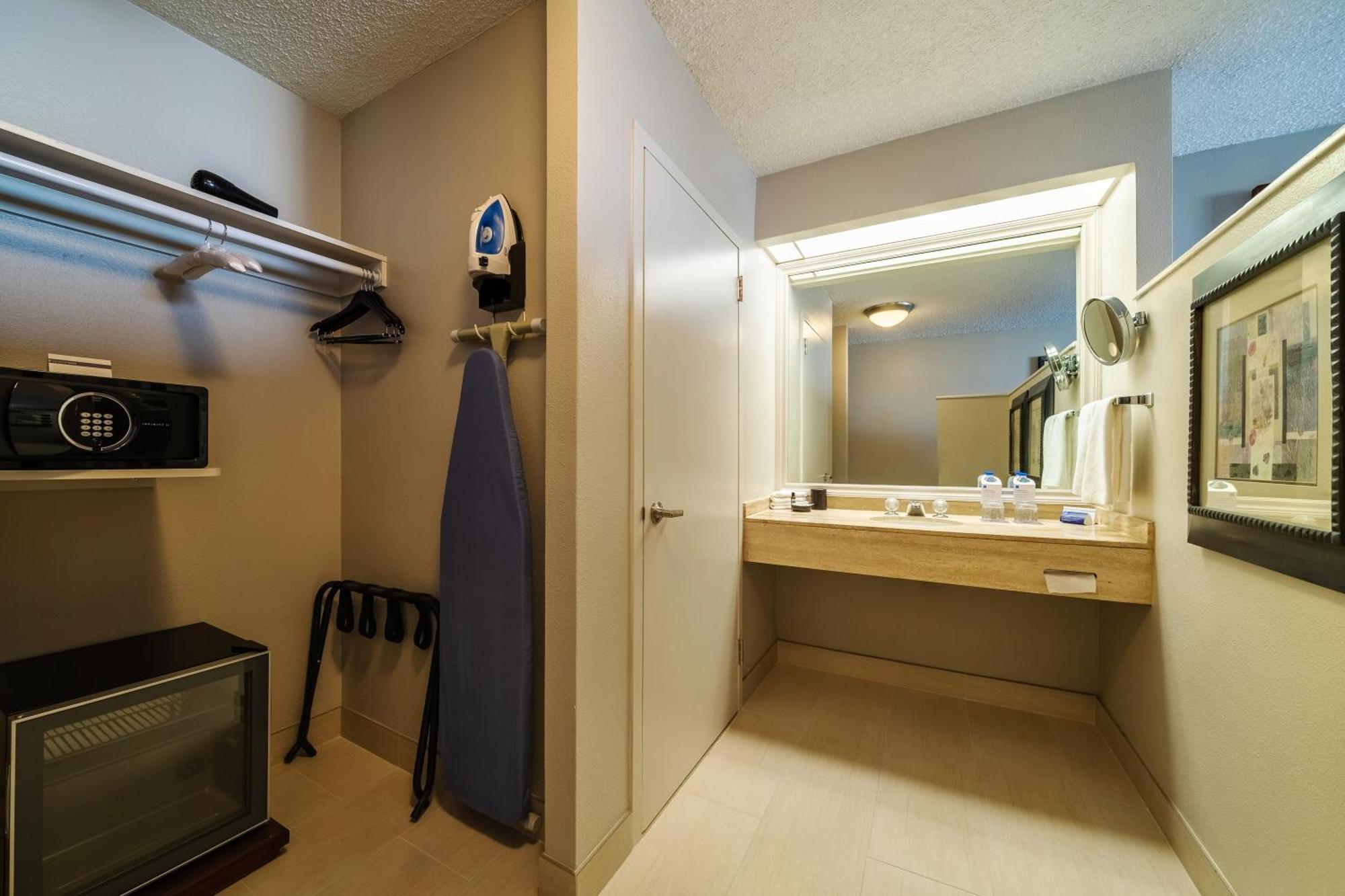 Zimmer mit Kingsize-Bett und barrierefreier Dusche – barrierefrei