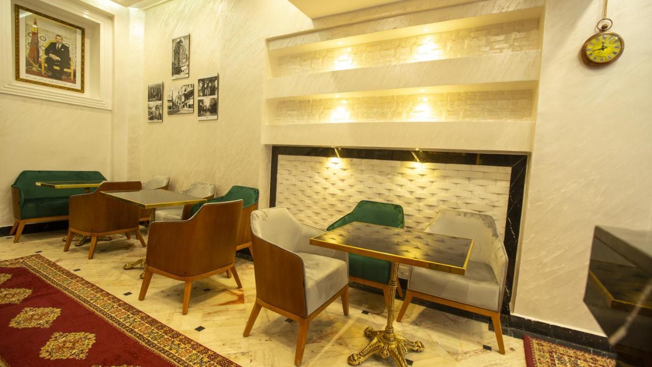 Habitación con cama extragrande.