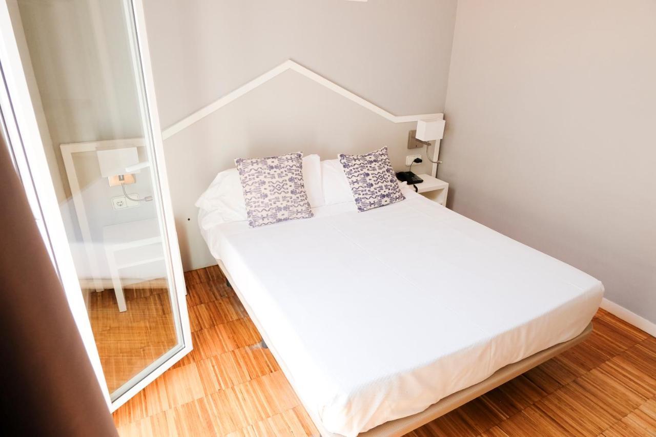 Doppel-/Zweibettzimmer mit Balkon