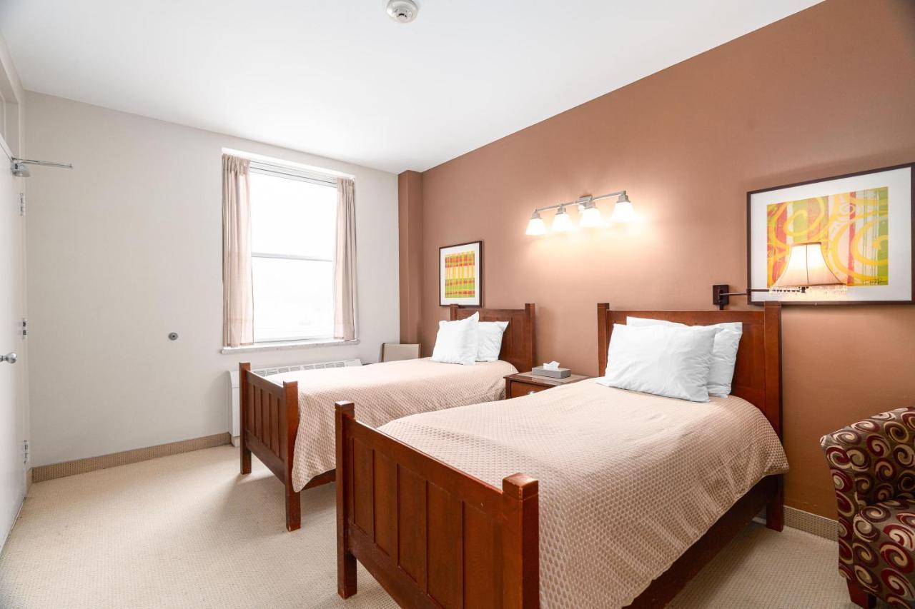 2 Single Beds with Half Bathroom