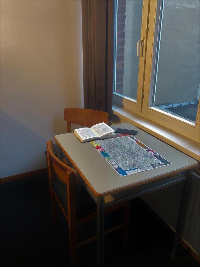 Deze driepersoonskamer heeft een gedeelde badkamer.