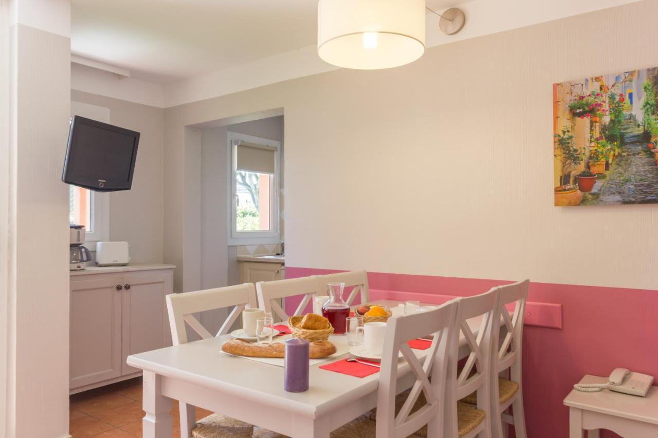 One-Bedroom Apartment Sleeping Alcove Terrace or Balcony